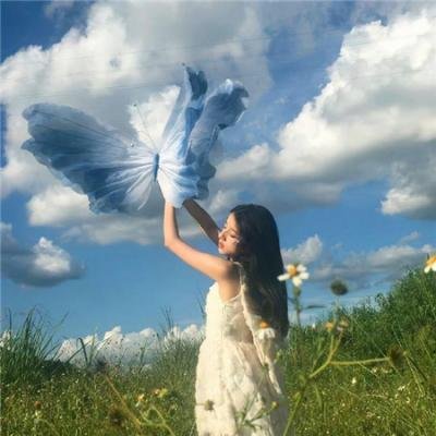 她的双眼背后